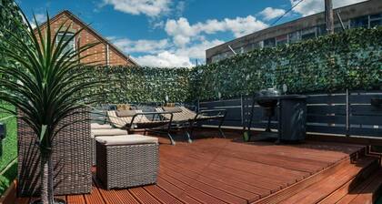 Unique Town Centre Apartment/ Air Con/ Private Roof Terrace/ Jacuzzi/ 2 Bedrooms