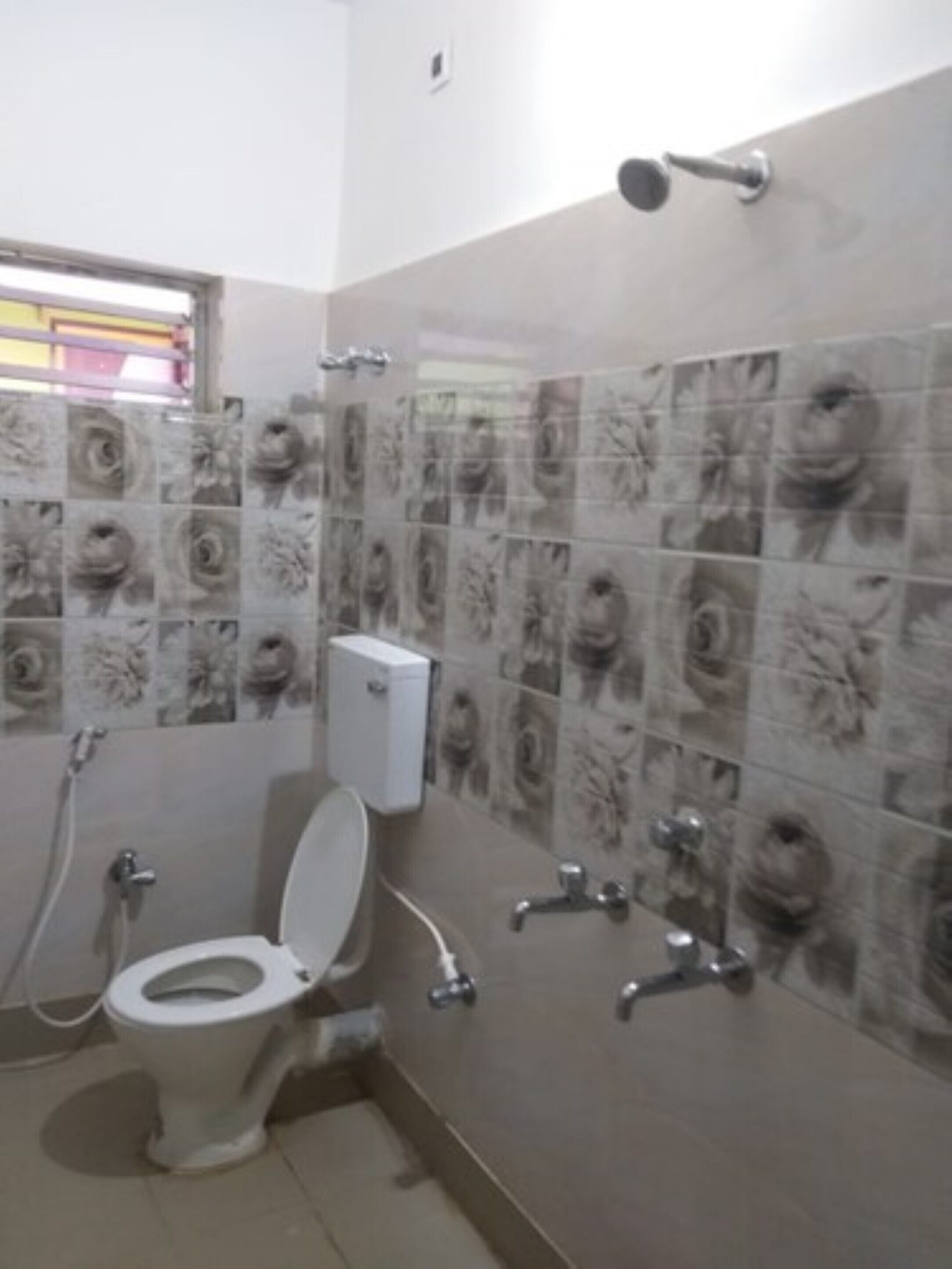 Shower, rainfall showerhead, free toiletries, bathrobes
