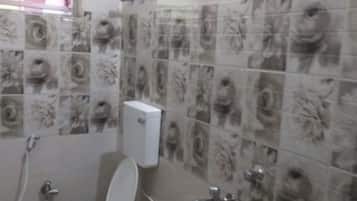 Shower, rainfall showerhead, free toiletries, bathrobes