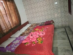 Egyptian cotton sheets, premium bedding, down comforters - Goroomgo Gayatri Guest House Haridwar (Haridwar)