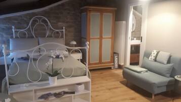 2 bedrooms, iron/ironing board, free WiFi, bed sheets