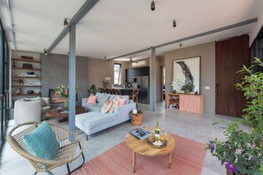 Smart TV, fireplace, Netflix, streaming services