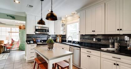 Beach view cottage, 700 ft to the beach and 5 minute drive to downtown!