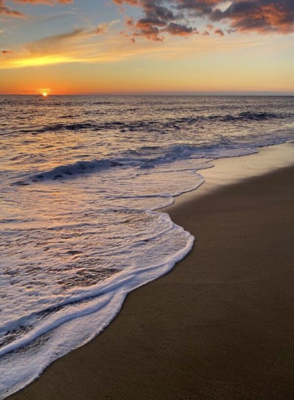 Playa en los alrededores, camastros y toallas de playa