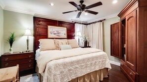 3 bedrooms, desk, iron/ironing board, free WiFi - Beach view cottage, 700 ft to the beach and 5 minute drive to downtown! (Gulfport)