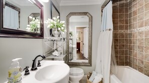 Badewanne, Haartrockner, Handtücher, Seife