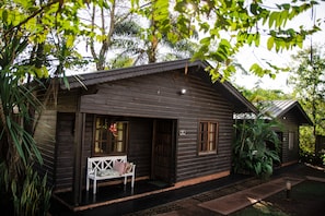 Standard Cabin | Premium bedding, down comforters, pillowtop beds, individually decorated - El Descanso Iguazú by DOT Cabana (Puerto Iguazú)