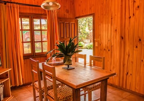 Standard Cabin | Premium bedding, down comforters, pillowtop beds, individually decorated - El Descanso Iguazú by DOT Cabana (Puerto Iguazú)