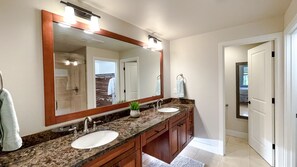 Ensemble douche/baignoire, sèche-cheveux, serviettes fournies, savon