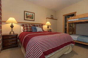 4 bedrooms, iron/ironing board, travel cot, free WiFi - Lakefront Tie Lake l Hot Tub l Pool Table l A/C (Jaffray)