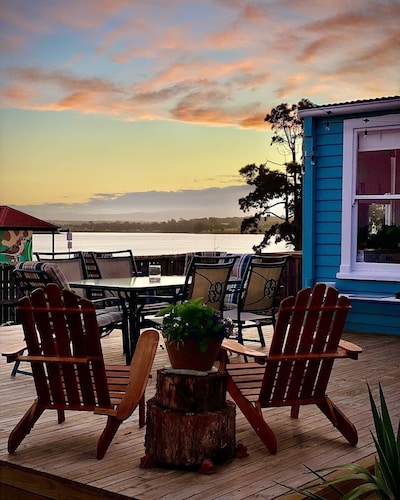Lux. Waterfront Cottage, Amazing Water Views /Fire Pit /Central/5km-MTB & Beach