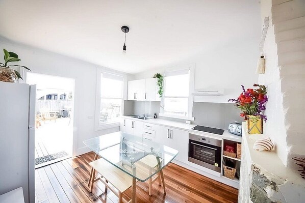 Jääkaappi, mikroaaltouuni, uuni, liesi