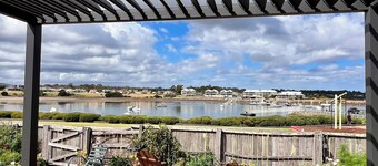 Lux. Waterfront Cottage, Amazing Water Views /Fire Pit /Central/5km-MTB & Beach