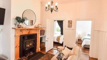 Smart TV, fireplace, books, stereo