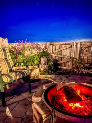 Property grounds - Lux. Waterfront Cottage, Amazing Water Views /Fire Pit /Central/5km-MTB & Beach (George Town)