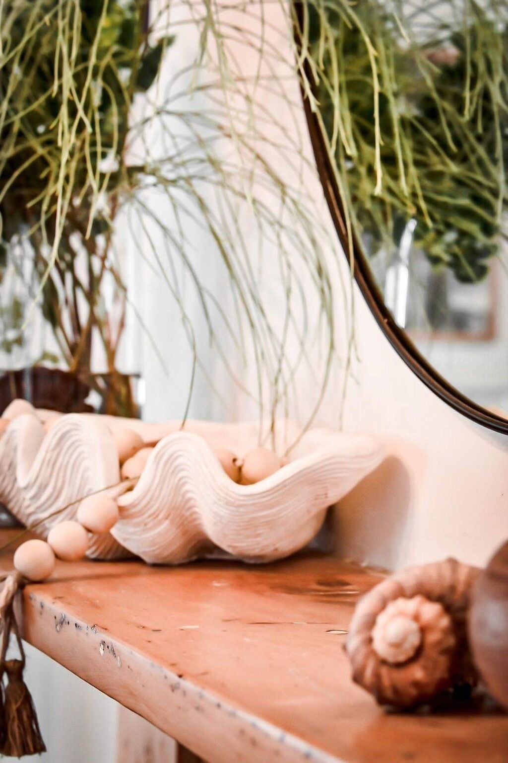 Una mesa de madera rústica con un cuenco de cerámica que contiene huevos y una nuez decorativa.