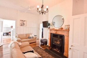 Älytelevisio, takka, kirjoja, stereot