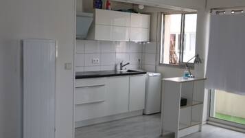 Réfrigérateur, micro-ondes, plaque de cuisson