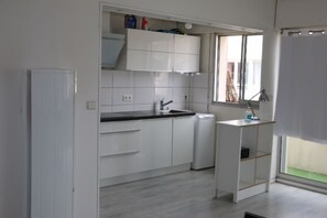 Réfrigérateur, micro-ondes, plaque de cuisson