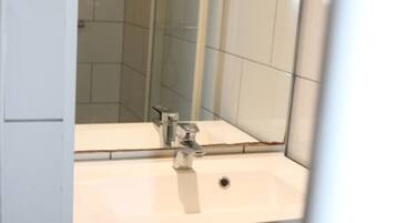 Douche, serviettes fournies, savon, papier toilette