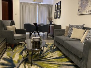 Phòng Suite Cao cấp | Khu phòng khách | TV màn hình phẳng 40-inch có truyền hình vệ tinh, TV 