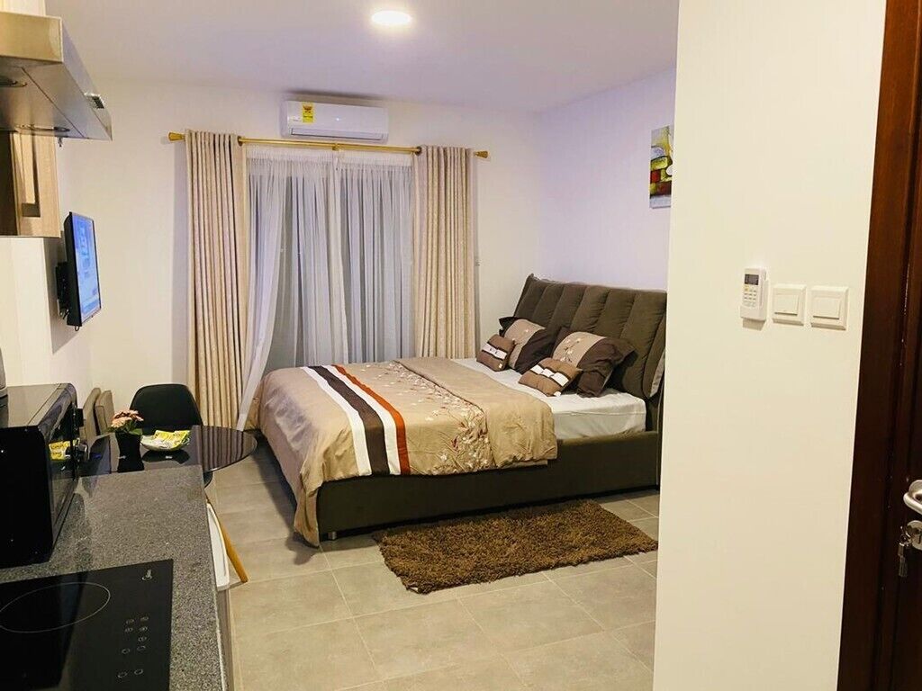 Deluxe Studio, 1 Bedroom, City View | Frette Italian sheets, premium bedding, down comforters, pillowtop beds