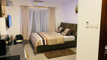 Deluxe Studio, 1 Bedroom, City View | 1 bedroom, Frette Italian sheets, premium bedding, down comforters