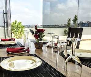 Outdoor dining - Oasis Park Residence (Accra)