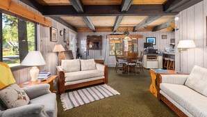 Cabaña, varias camas (Wood Stove, Deck & Beach Access  - "M) | Sala de estar