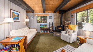 Cabaña, varias camas (Wood Stove, Deck & Beach Access  - "M) | Sala de estar