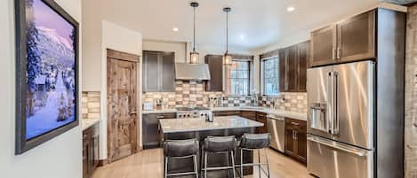 Jääkaappi, liesi, astianpesukone, kahvin-/teenkeitin