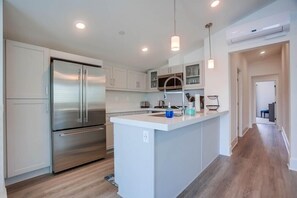 Réfrigérateur, four à micro-ondes, un four, surface de cuisson