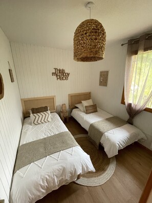 2 bedrooms, iron/ironing board, travel crib