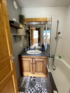 Bathtub, hair dryer