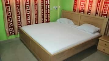 5 bedrooms, desk, iron/ironing board, WiFi