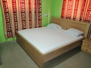5 bedrooms, desk, iron/ironing board, WiFi - Villa- Top (AKOSOMBO)