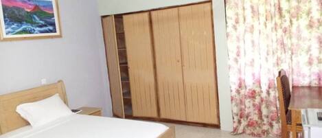 5 多间卧室、办公桌、熨斗/熨衣板、收费 WiFi