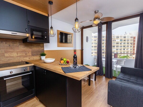 Fridge, microwave, oven, coffee/tea maker
