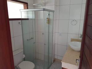 Shower, towels, toilet paper - Flat no Condomínio Brisas do Amor (RN)
