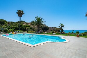 Piscine couverte, piscine extérieure