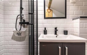 Bathtub, hair dryer - Lovely home in Ramljane (Ramljane)