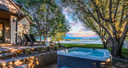 Lakefront hideaway minutes from Dallas!