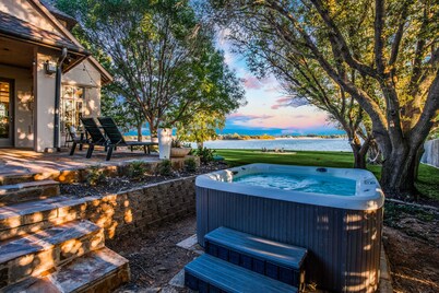 Lakefront hideaway minutes from Dallas!
