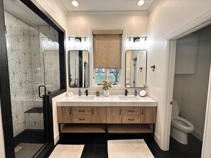 Bathtub, hair dryer, towels, soap - Luxury Lakefront Estate - 1.6 Acres - Sleeps 12 - Boathouse + Sunset Views (Little Elm)