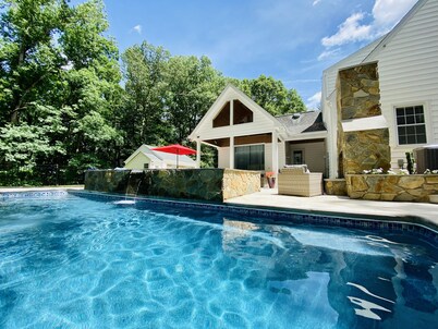 Oasis  Pool OPEN YEAR ROUND  Private  Fire Pit Modern Views