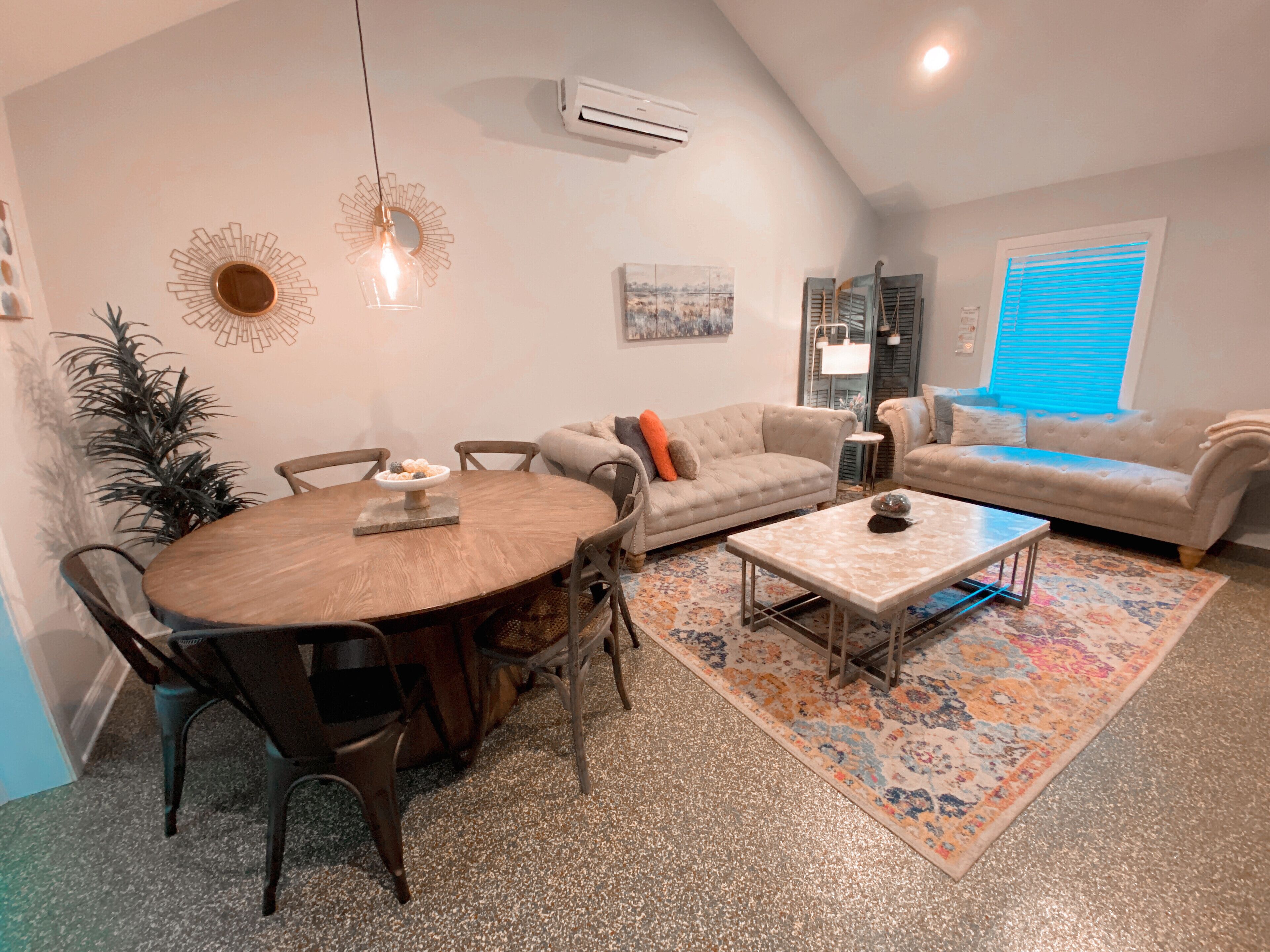 Smart TV, chimenea y libros 