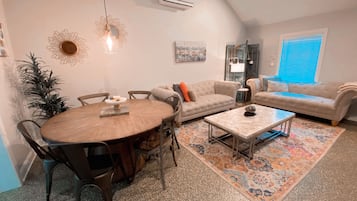 TV connectée, cheminée, livres