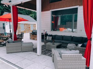 Outdoor dining - Oasis  Pool OPEN YEAR ROUND  Private  Fire Pit Modern Views (Martinsville)