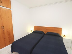 2 bedrooms, bed sheets