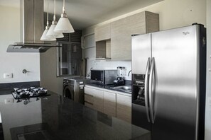 Microondas, horno, lavavajillas y utensilios de cocina 